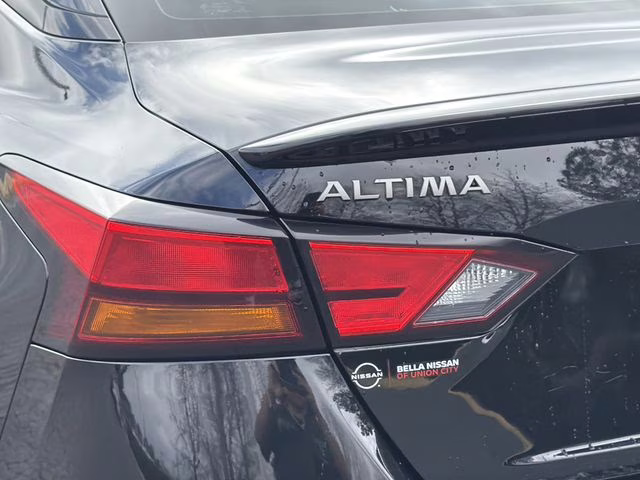 2023 Super Black Clearcoat Nissan Altima 2.5 SR FWD Sedan