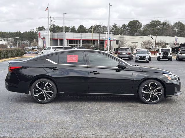 2023 Super Black Clearcoat Nissan Altima 2.5 SR FWD Sedan