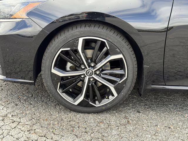 2023 Super Black Clearcoat Nissan Altima 2.5 SR FWD Sedan