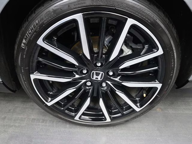 2023 Lunar Silver Metallic Honda Accord Hybrid Touring FWD Sedan