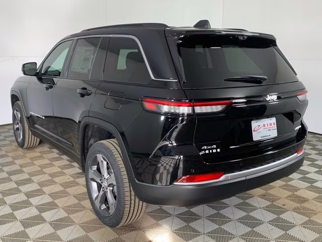 2026 Diamond Black Crystal Pearlcoat Jeep Grand Cherokee Limited 4X4 SUV