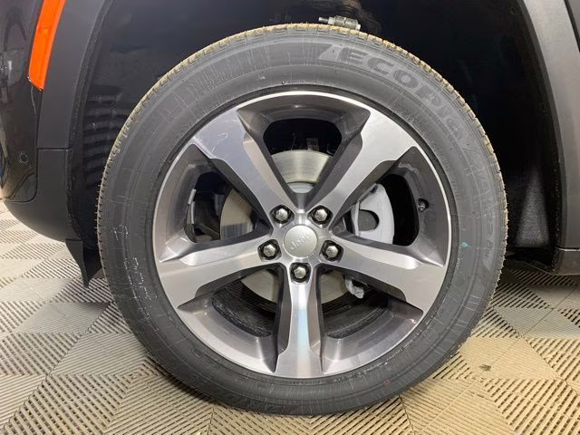 2026 Diamond Black Crystal Pearlcoat Jeep Grand Cherokee Limited 4X4 SUV