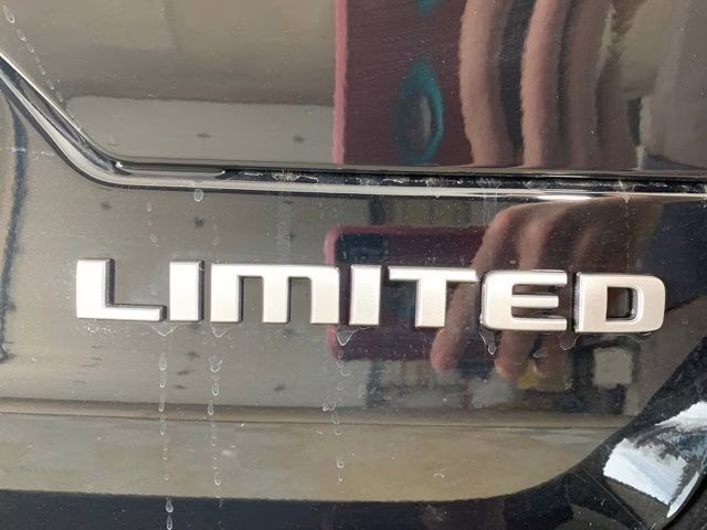 2026 Diamond Black Crystal Pearlcoat Jeep Grand Cherokee Limited 4X4 SUV