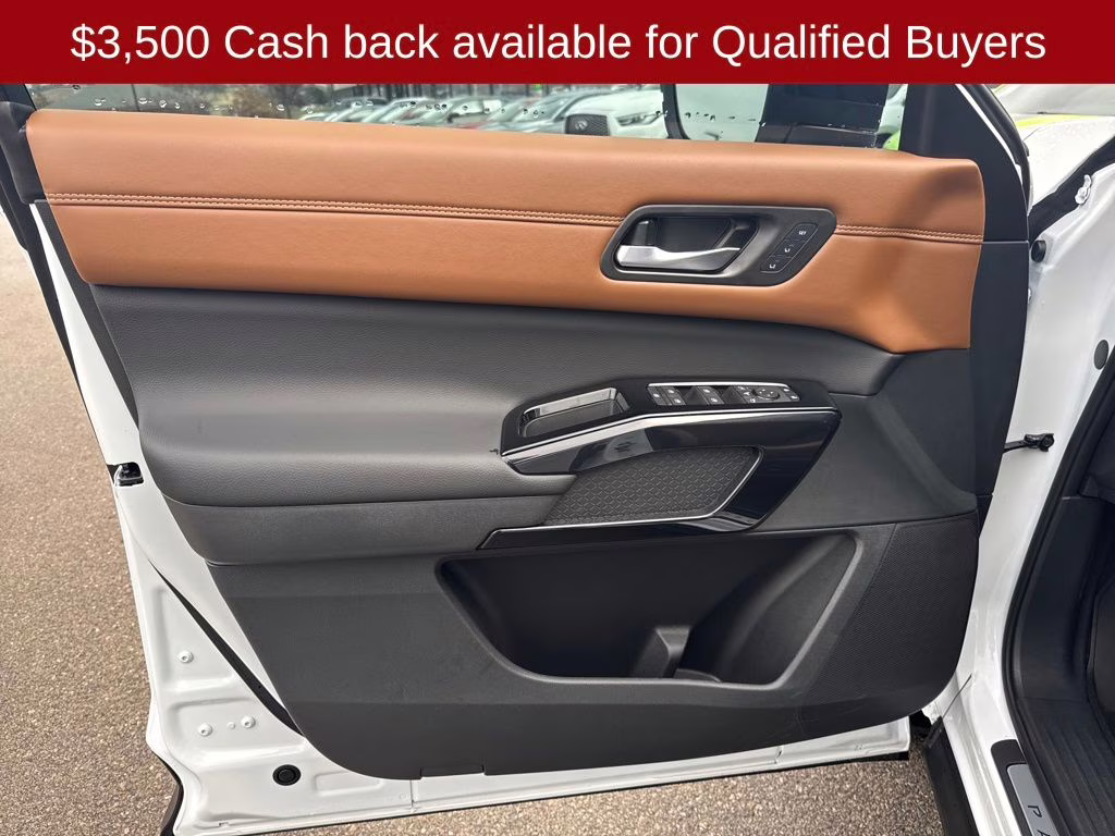 2026 Everest White Pearl/Black Nissan Pathfinder Platinum FWD SUV