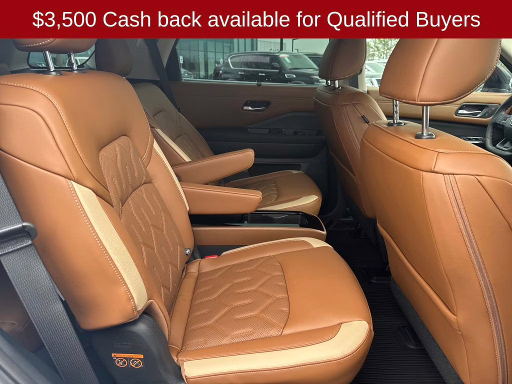 2026 Everest White Pearl/Black Nissan Pathfinder Platinum FWD SUV