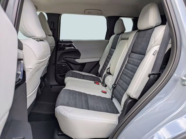 2026 Moonstone Gray Metallic Mitsubishi Outlander SE FWD SUV