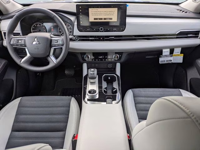 2026 Moonstone Gray Metallic Mitsubishi Outlander SE FWD SUV