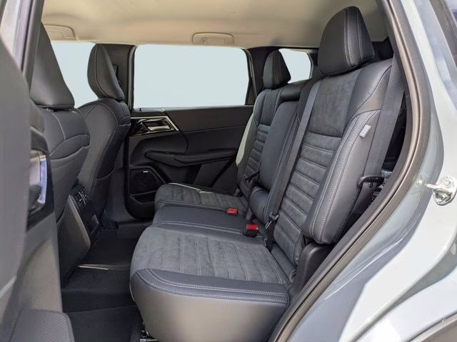 2026 Moonstone Gray Metallic Mitsubishi Outlander SE FWD SUV