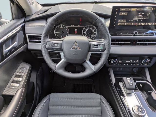 2026 Moonstone Gray Metallic Mitsubishi Outlander SE FWD SUV