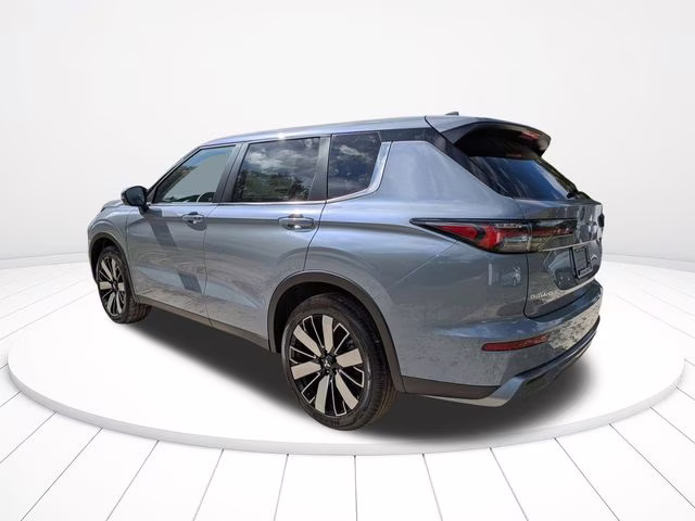 2026 Moonstone Gray Metallic Mitsubishi Outlander SE FWD SUV