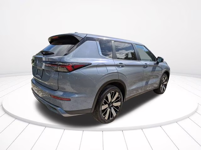 2026 Moonstone Gray Metallic Mitsubishi Outlander SE FWD SUV