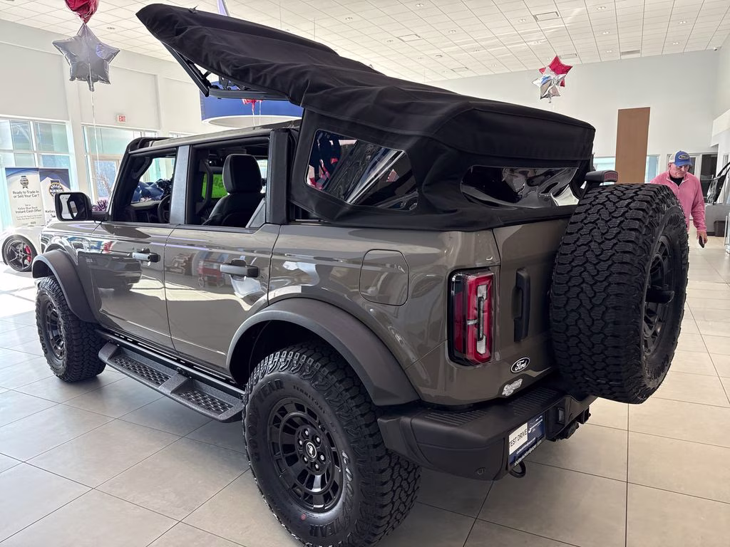 2026 Gray Ford Bronco Badlands 4X4 SUV