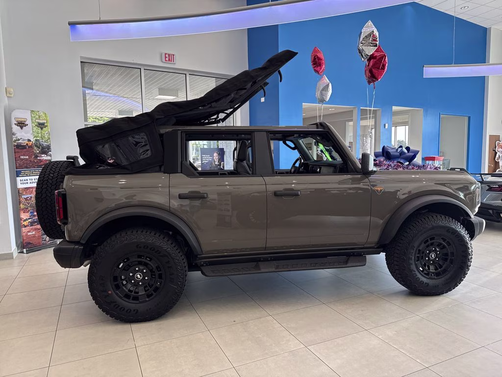 2026 Gray Ford Bronco Badlands 4X4 SUV