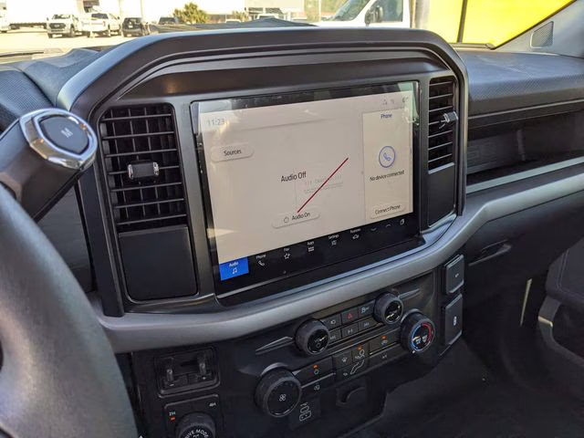 2025 Oxford White Ford F-150 XL 4X4 Truck