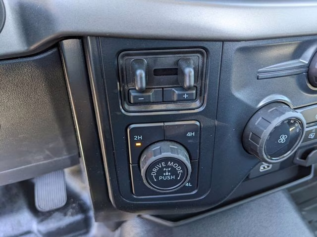 2025 Oxford White Ford F-150 XL 4X4 Truck