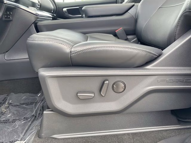 2026 Star White Metallic Tri-Coat Ford Expedition Platinum 4X4 SUV