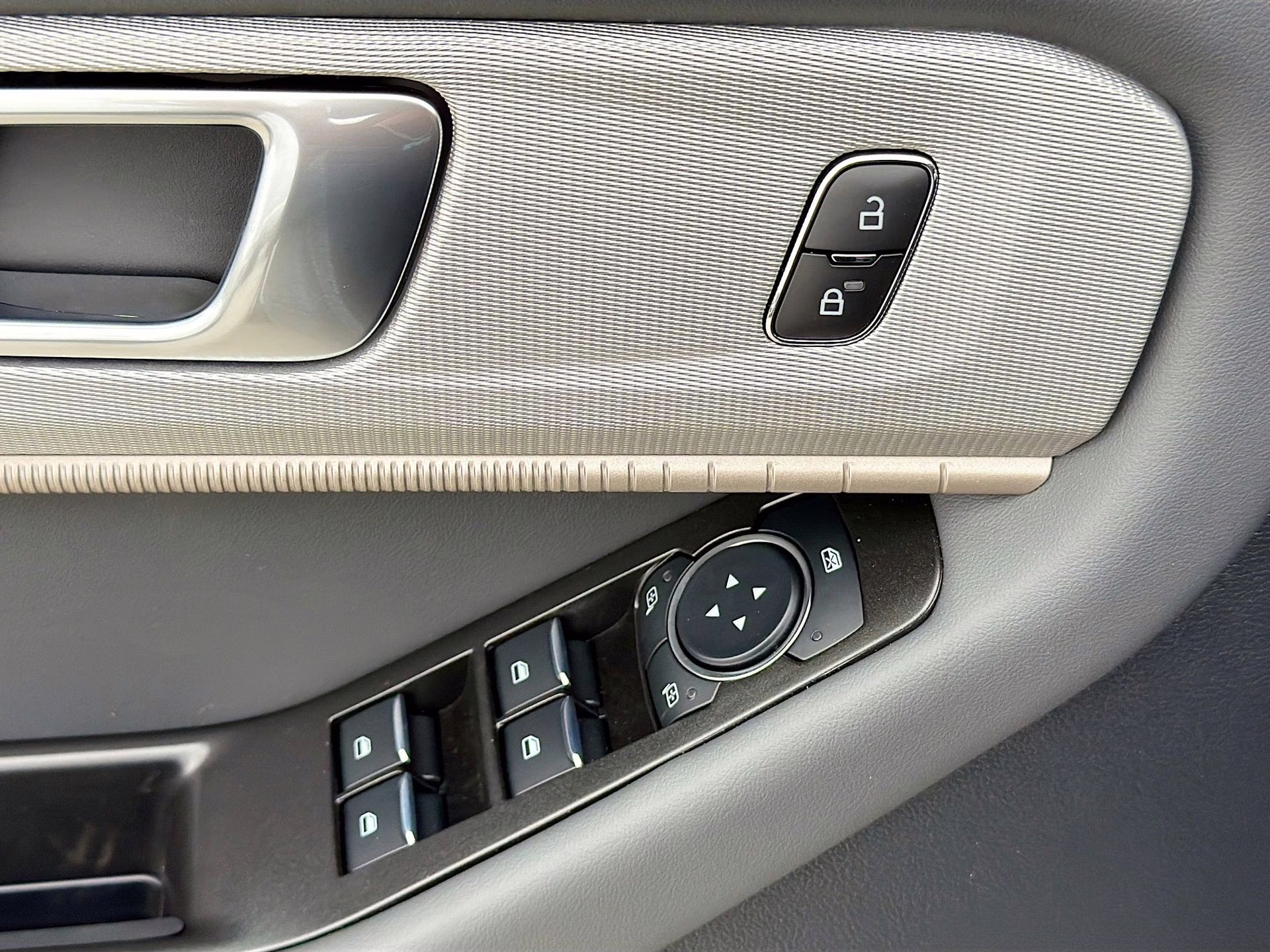 2026 Star White Metallic Tri-Coat Ford Explorer Active RWD SUV