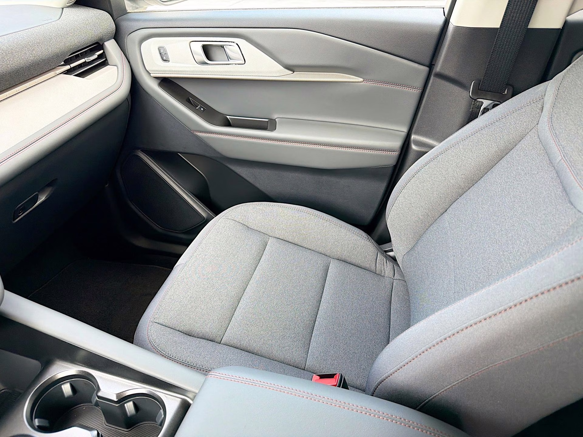 2026 Star White Metallic Tri-Coat Ford Explorer Active RWD SUV