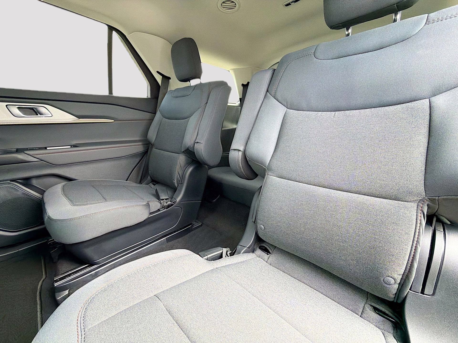 2026 Star White Metallic Tri-Coat Ford Explorer Active RWD SUV