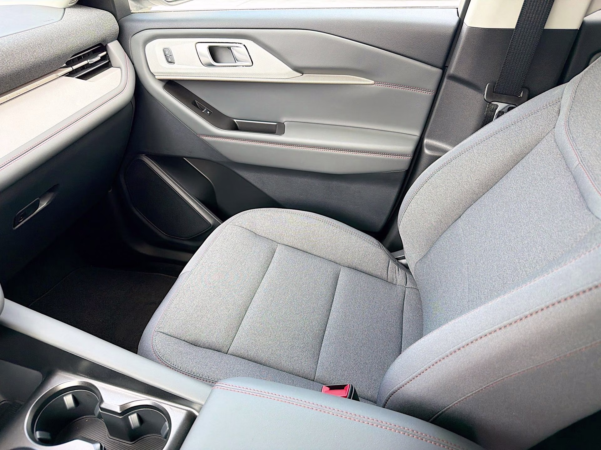 2026 Star White Metallic Tri-Coat Ford Explorer Active RWD SUV