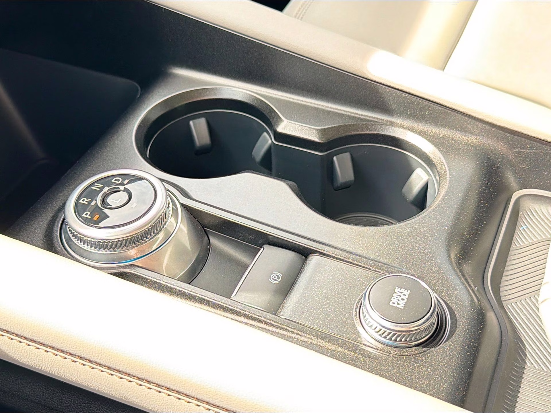 2026 Star White Metallic Tri-Coat Ford Explorer Active RWD SUV