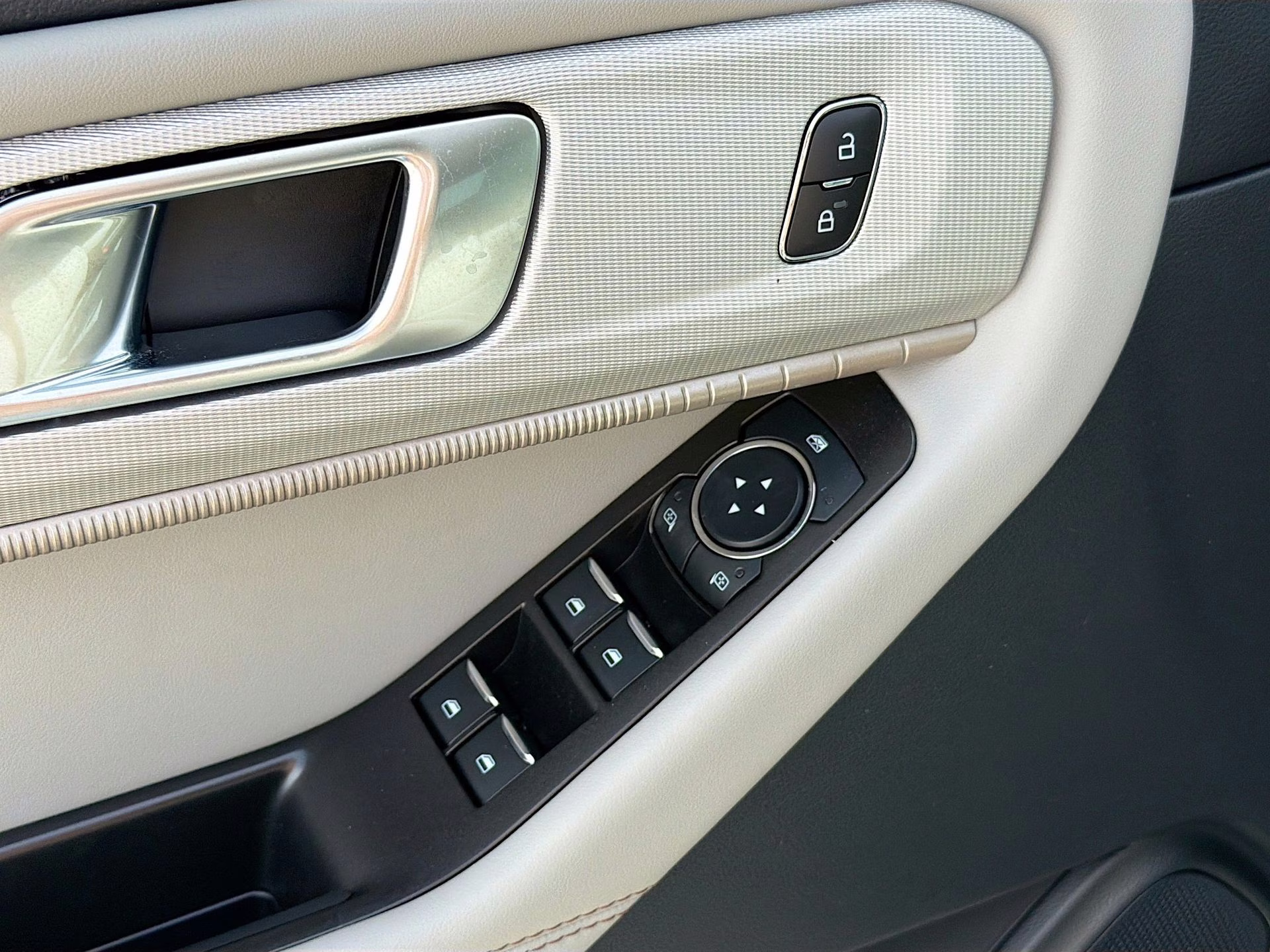 2026 Star White Metallic Tri-Coat Ford Explorer Active RWD SUV