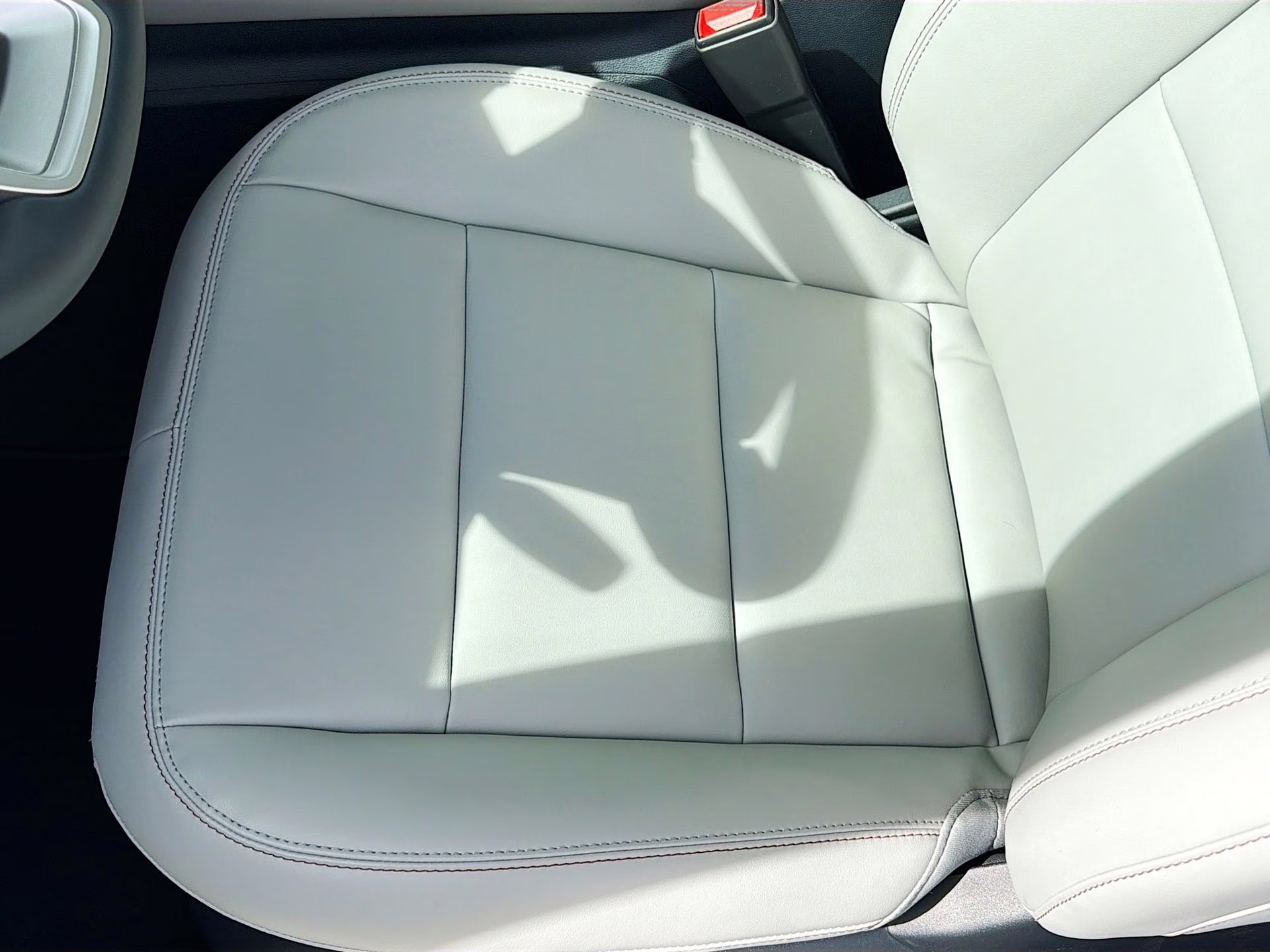 2026 Star White Metallic Tri-Coat Ford Explorer Active RWD SUV