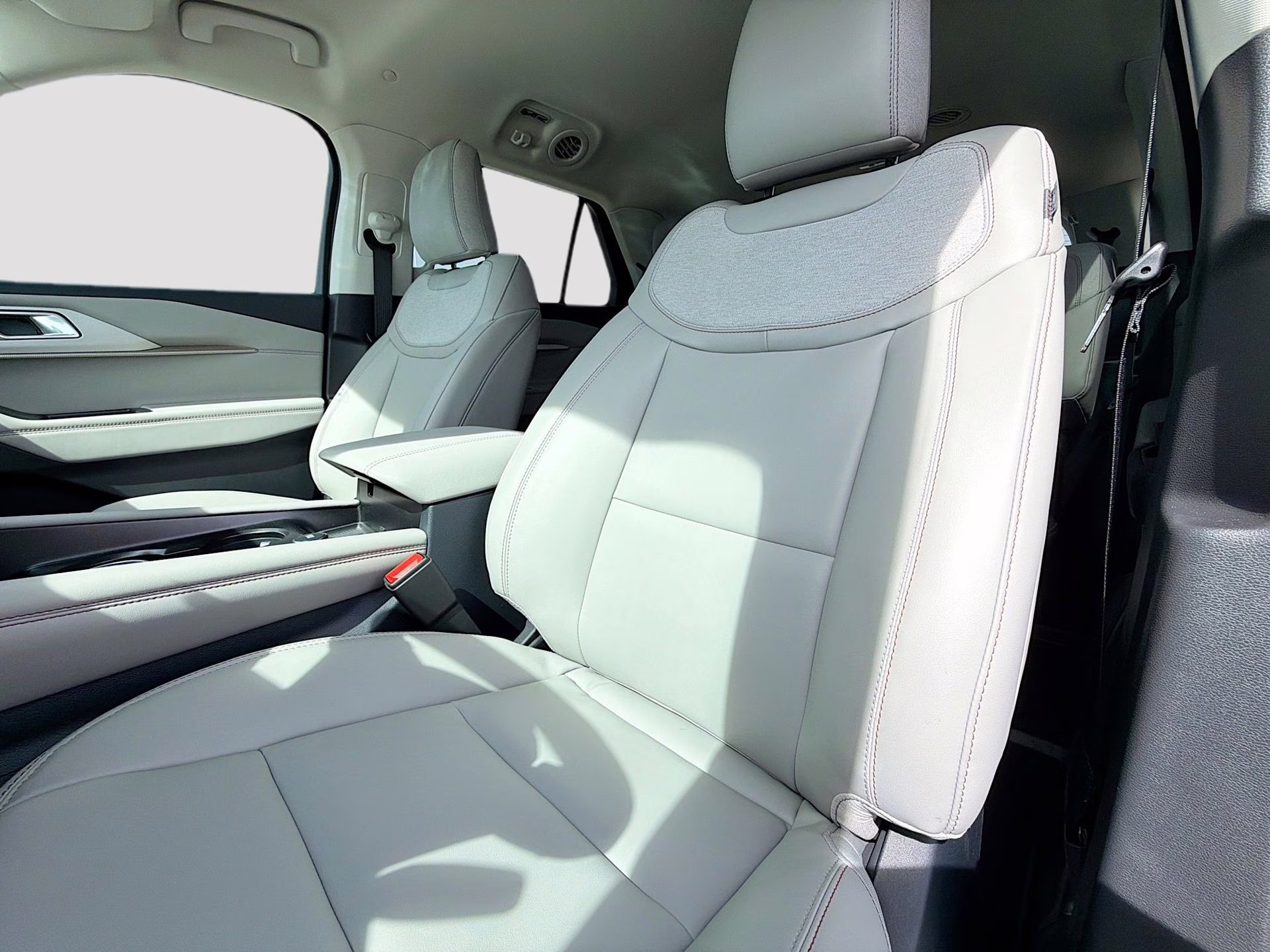 2026 Star White Metallic Tri-Coat Ford Explorer Active RWD SUV