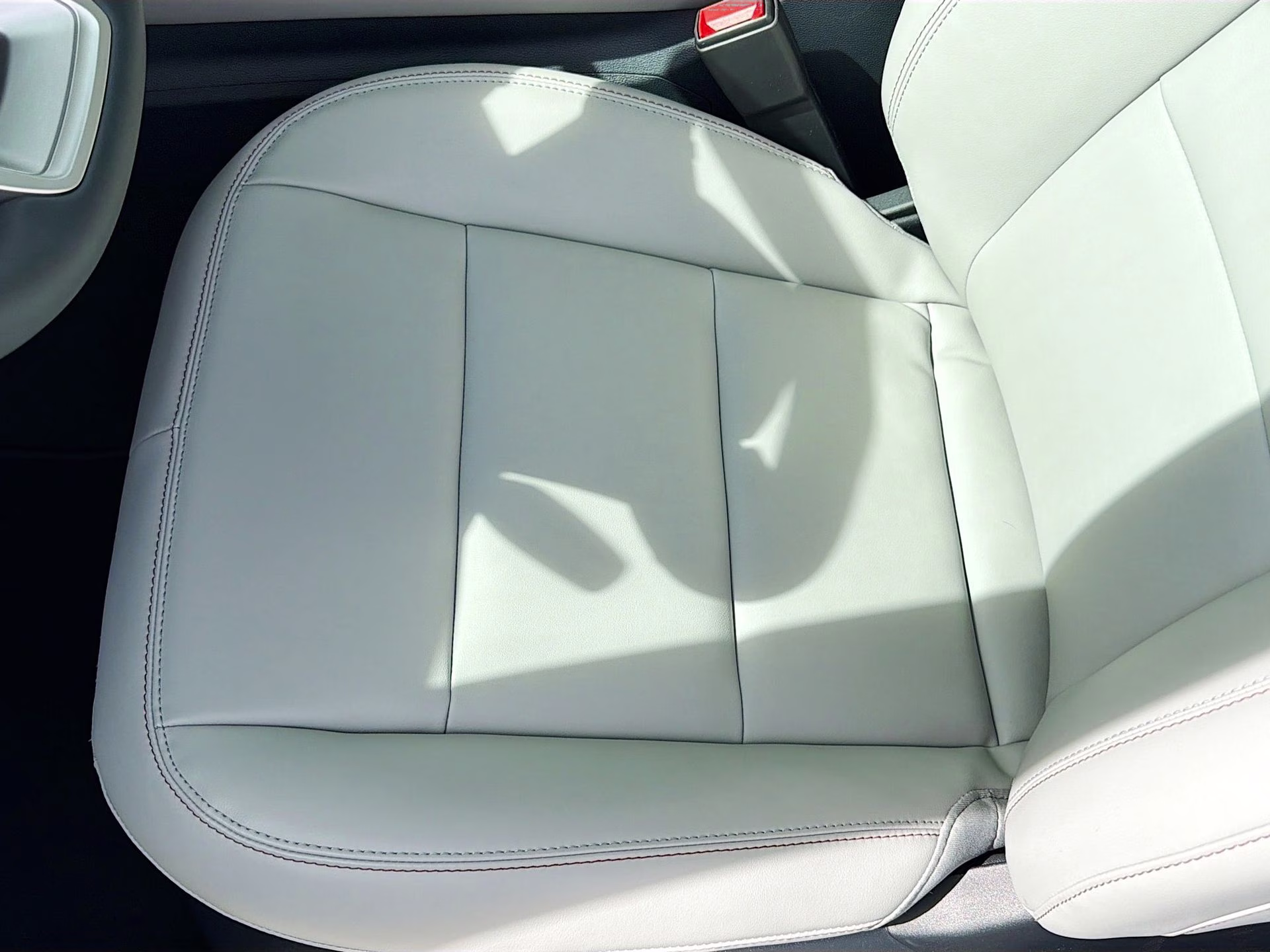 2026 Star White Metallic Tri-Coat Ford Explorer Active RWD SUV
