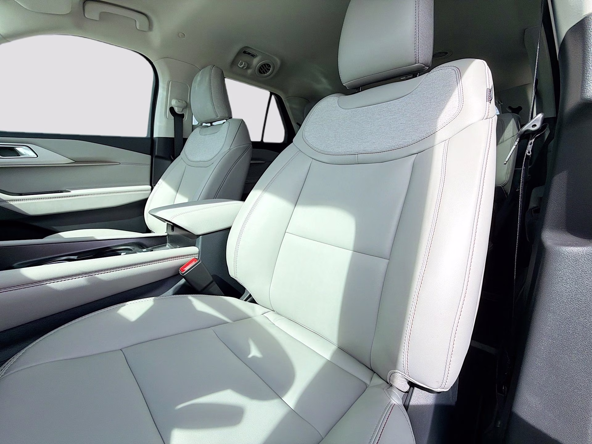 2026 Star White Metallic Tri-Coat Ford Explorer Active RWD SUV