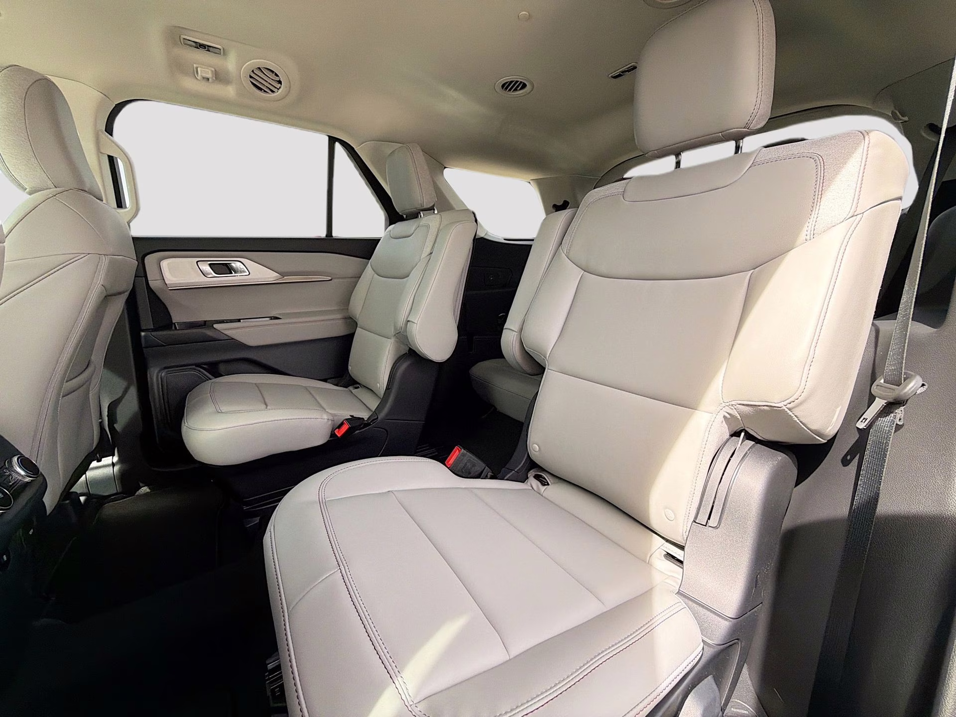 2026 Star White Metallic Tri-Coat Ford Explorer Active RWD SUV