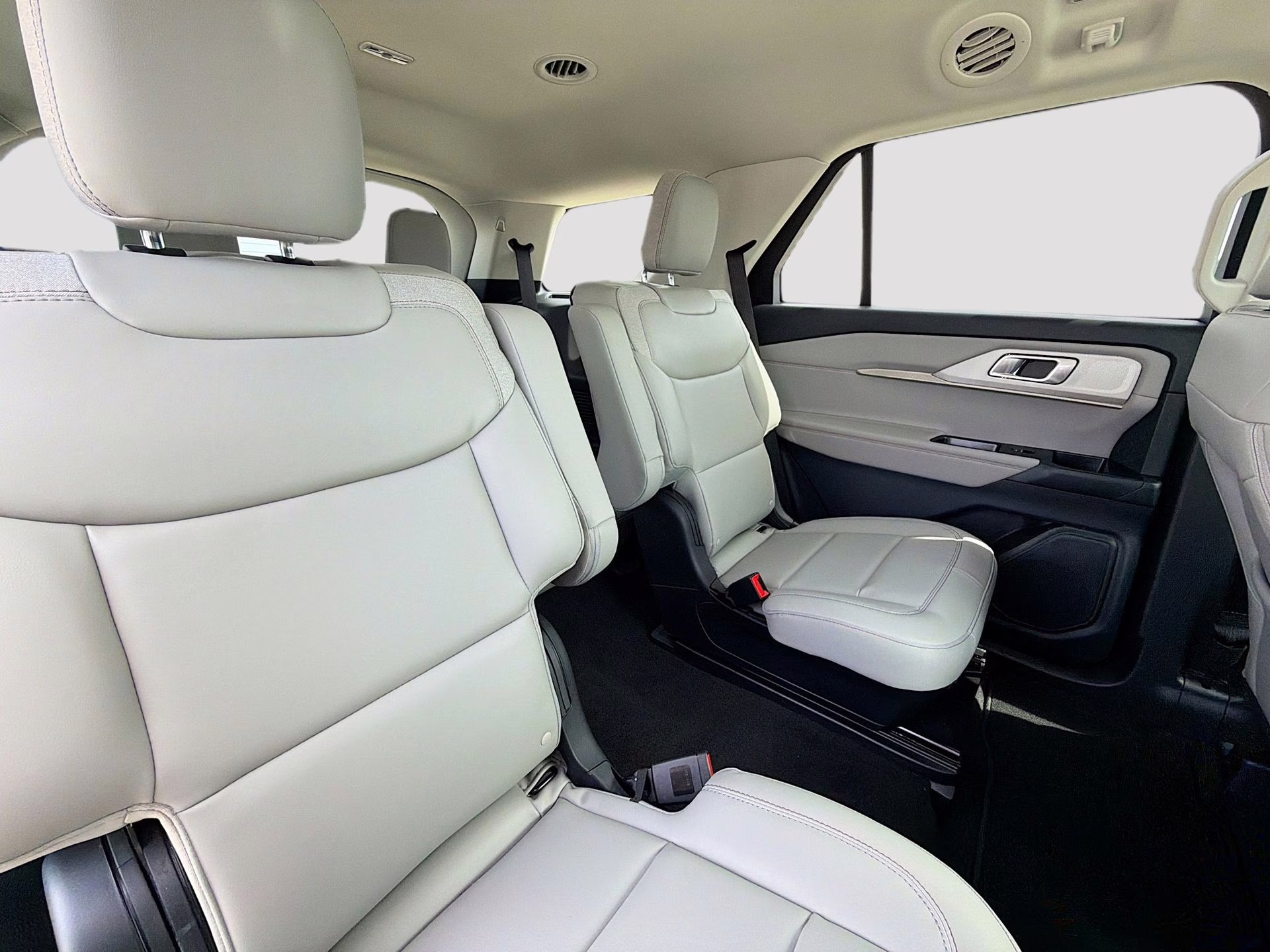 2026 Star White Metallic Tri-Coat Ford Explorer Active RWD SUV