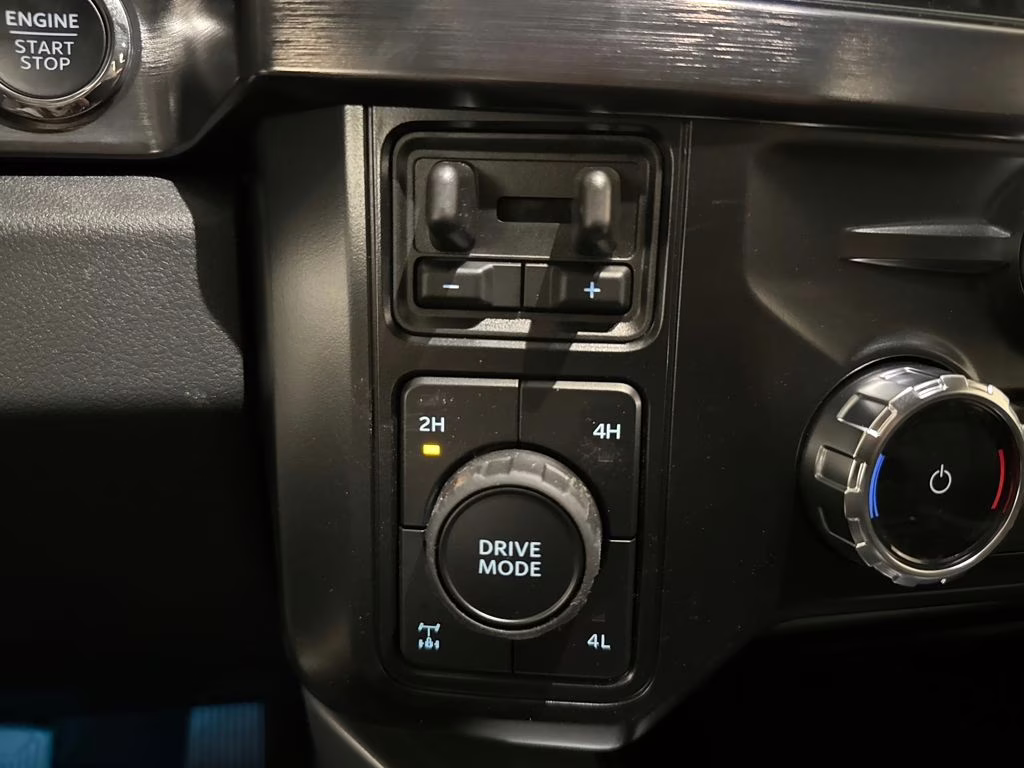 2026 White Metallic Ford Super Duty F-350 SRW Lariat 4X4 Truck