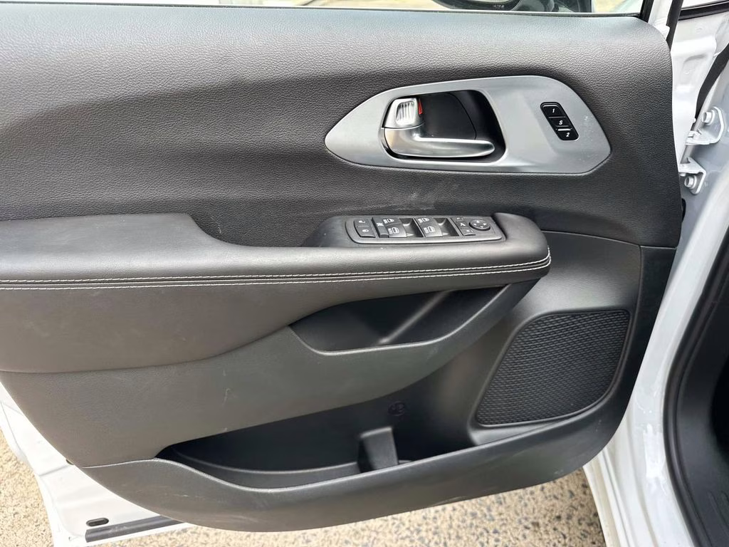 2026 Bright White Clearcoat Chrysler Pacifica Limited AWD Van