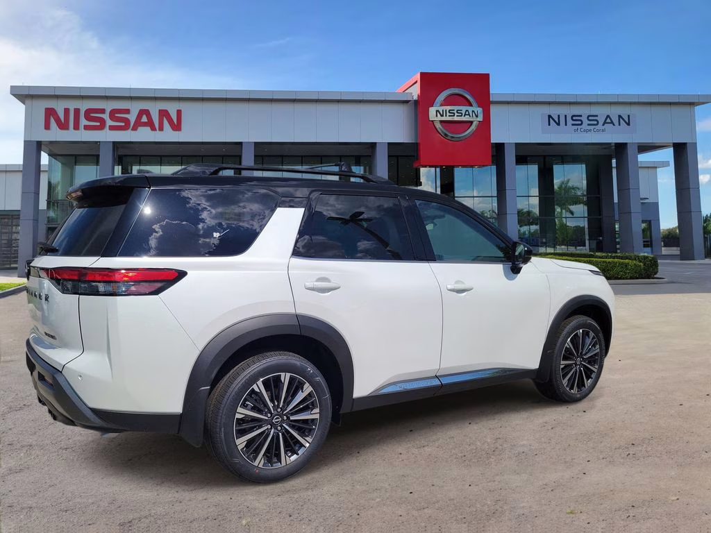 2026 Everest White Pearl/Black Nissan Pathfinder Platinum FWD SUV