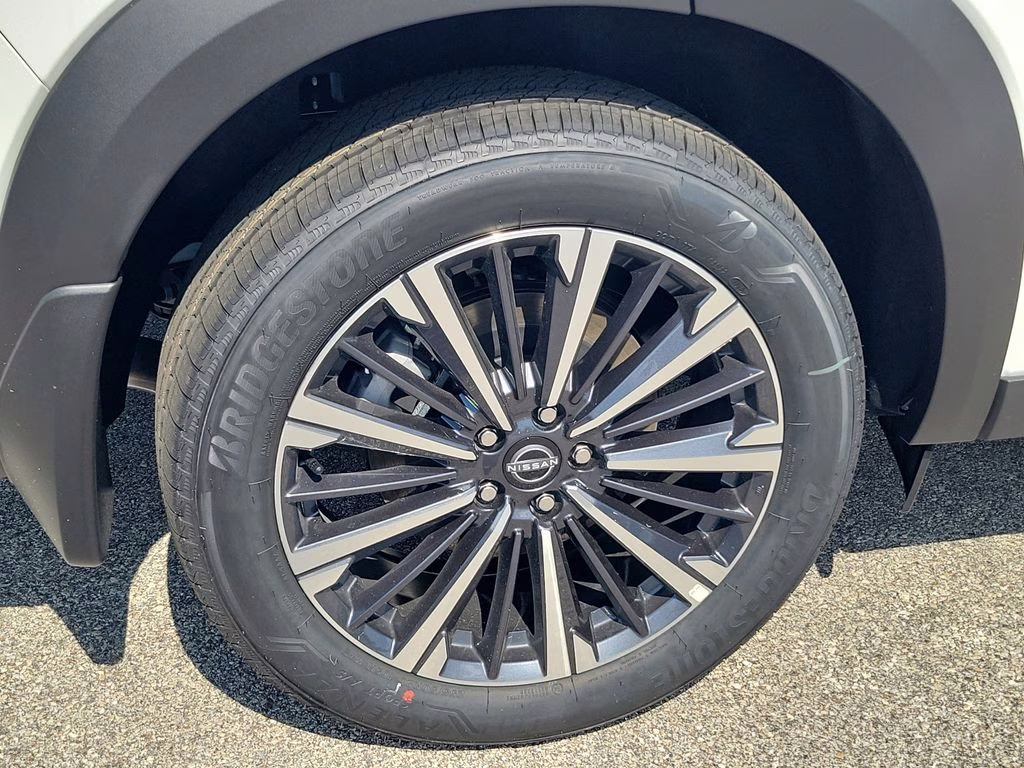 2026 Everest White Pearl/Black Nissan Pathfinder Platinum FWD SUV