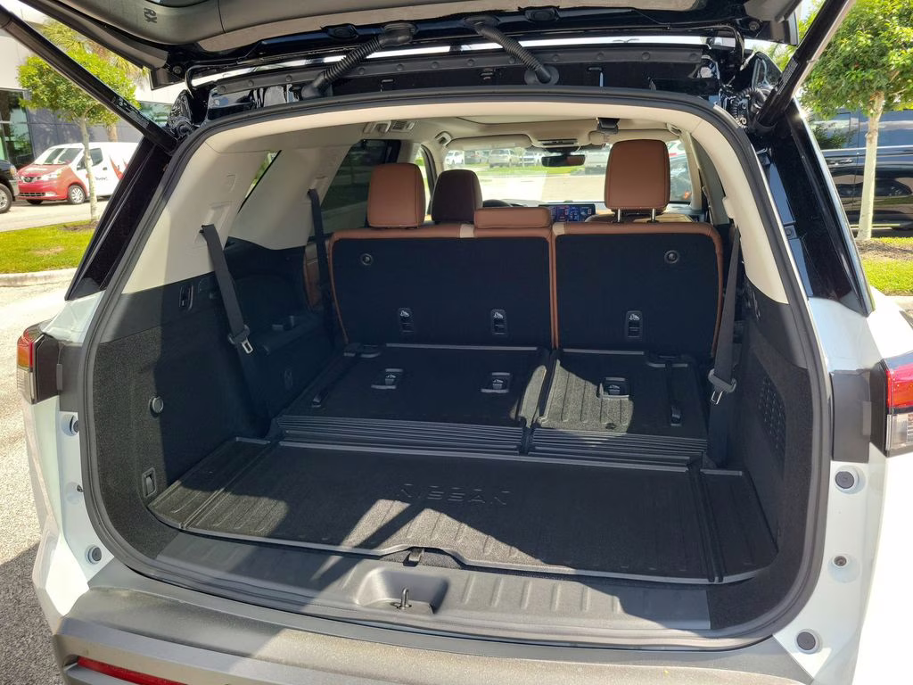 2026 Everest White Pearl/Black Nissan Pathfinder Platinum FWD SUV