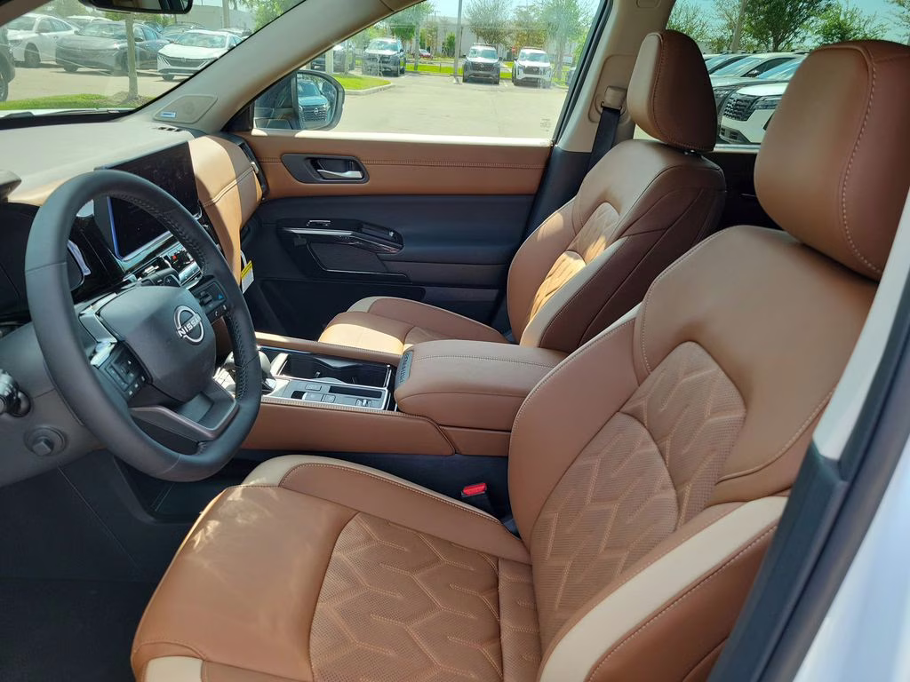 2026 Everest White Pearl/Black Nissan Pathfinder Platinum FWD SUV