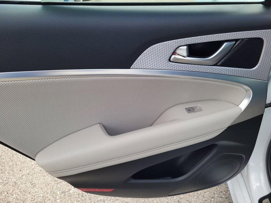 2023 Alta White Genesis G70 2.0T SPORT PRESTIGE RWD Sedan