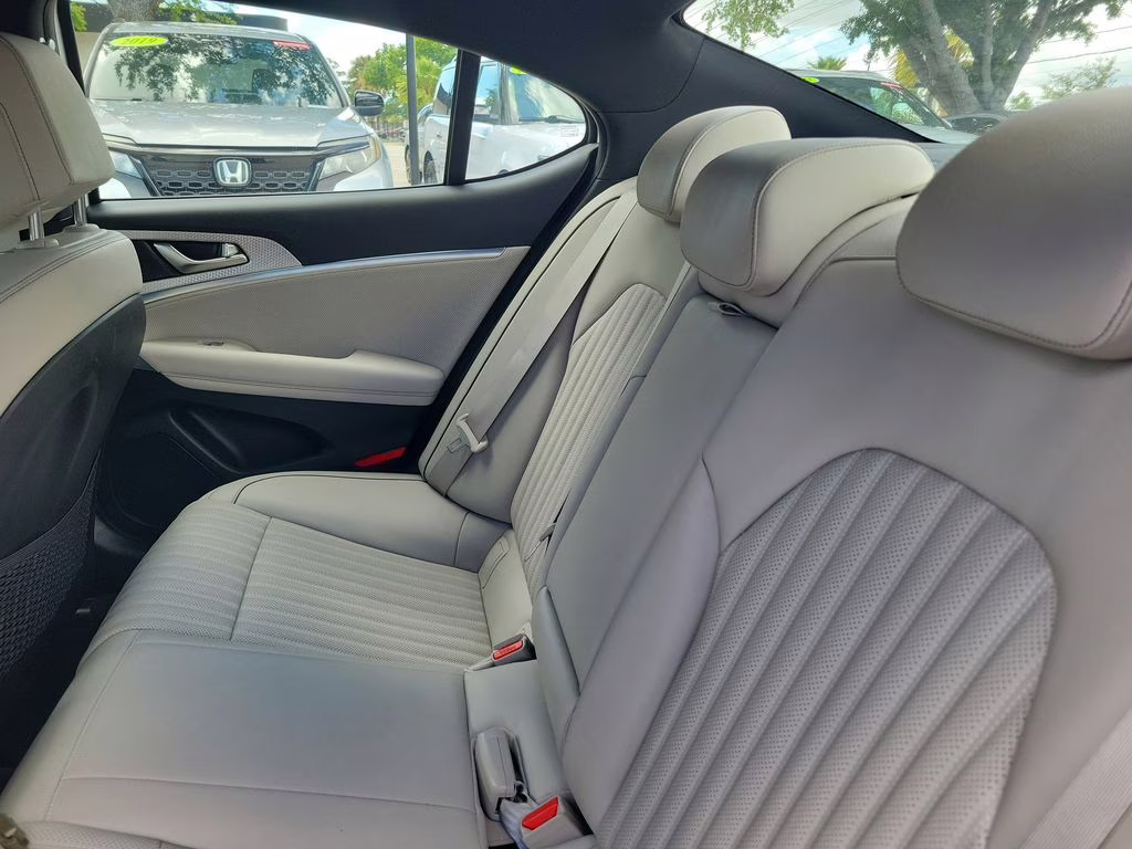 2023 Alta White Genesis G70 2.0T SPORT PRESTIGE RWD Sedan