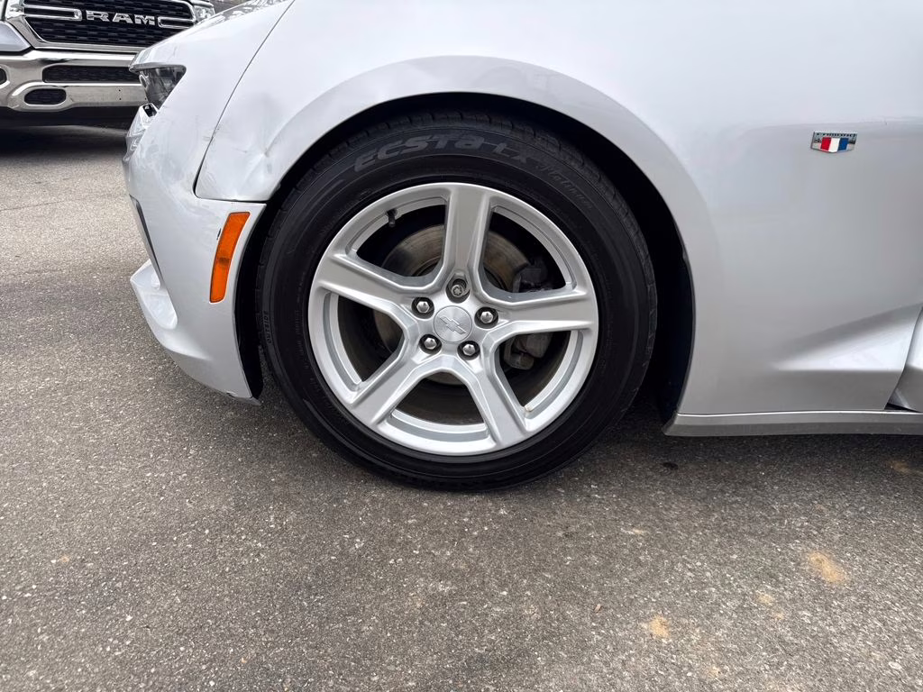 2018 Silver Ice Metallic Chevrolet Camaro 1LT RWD Coupe