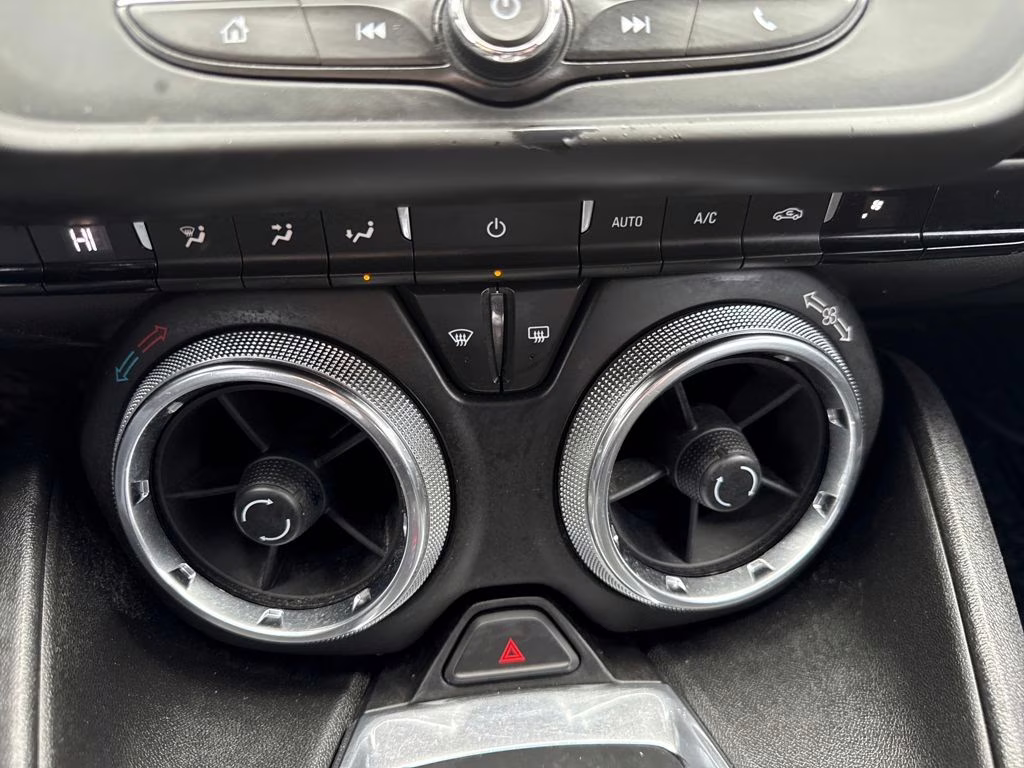 2018 Silver Ice Metallic Chevrolet Camaro 1LT RWD Coupe