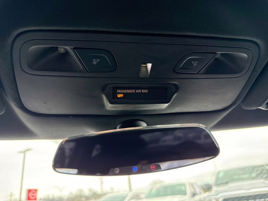 2018 Silver Ice Metallic Chevrolet Camaro 1LT RWD Coupe