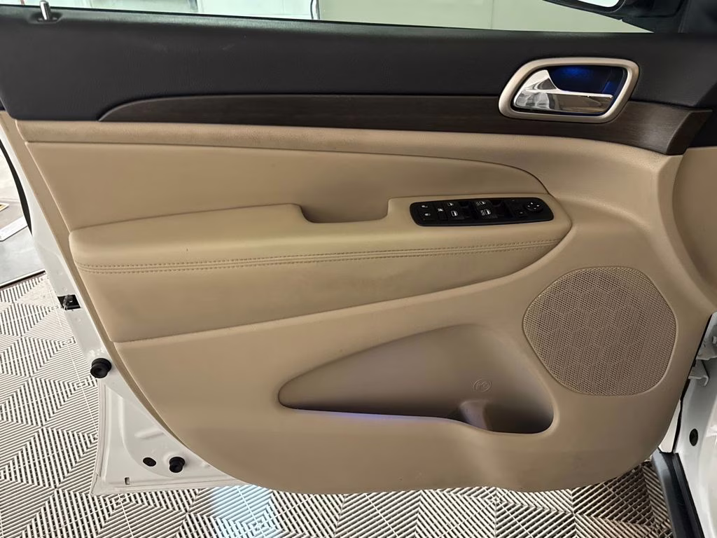 2016 Bright White Clearcoat Jeep Grand Cherokee Laredo 4X4 SUV