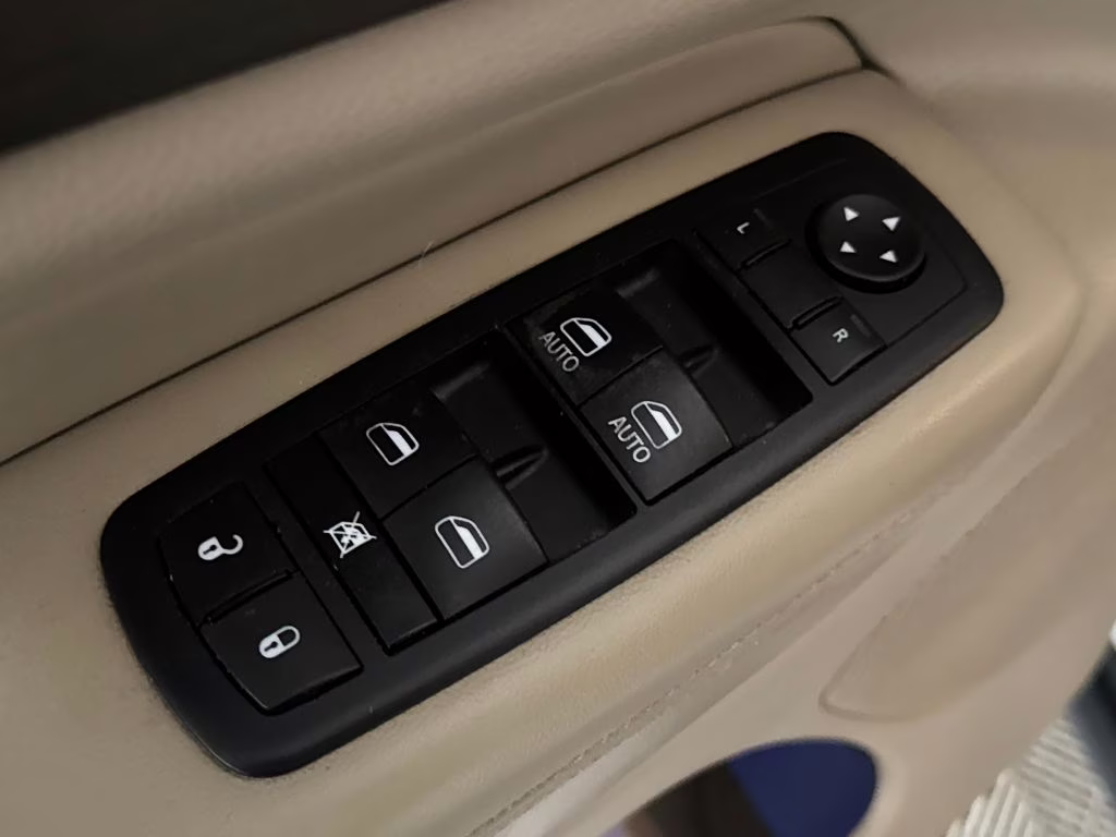 2016 Bright White Clearcoat Jeep Grand Cherokee Laredo 4X4 SUV