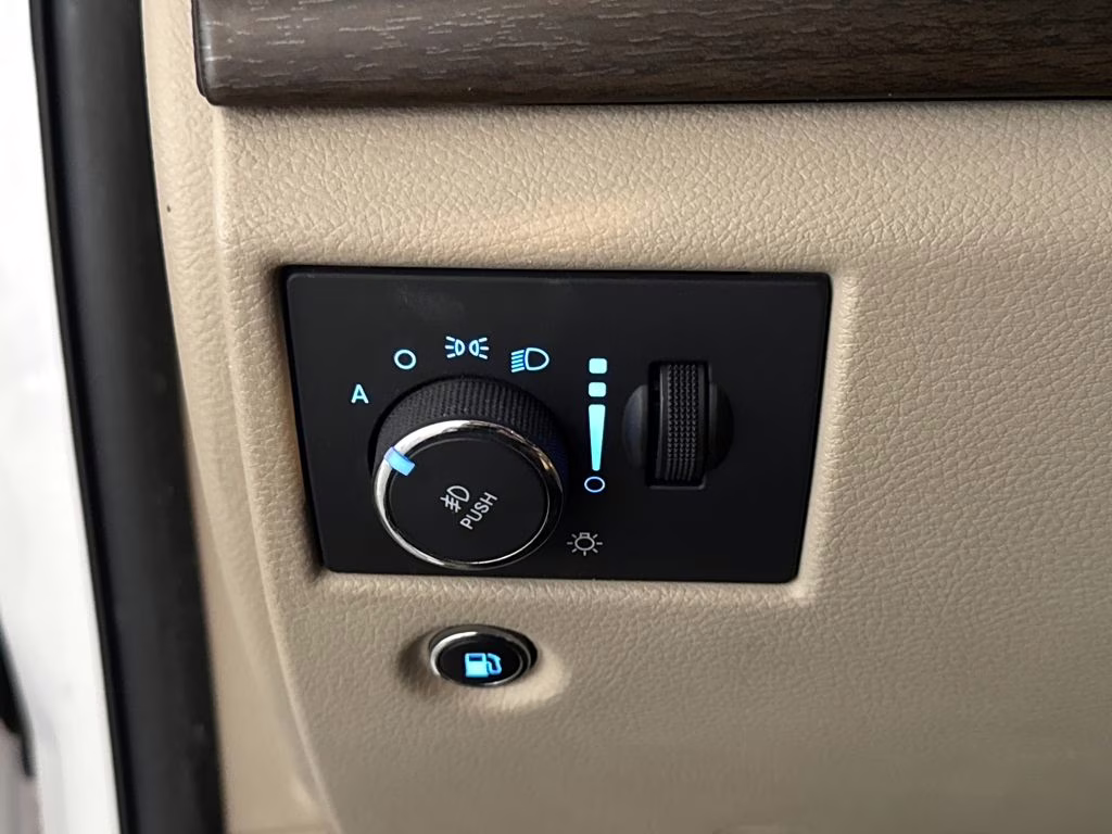 2016 Bright White Clearcoat Jeep Grand Cherokee Laredo 4X4 SUV