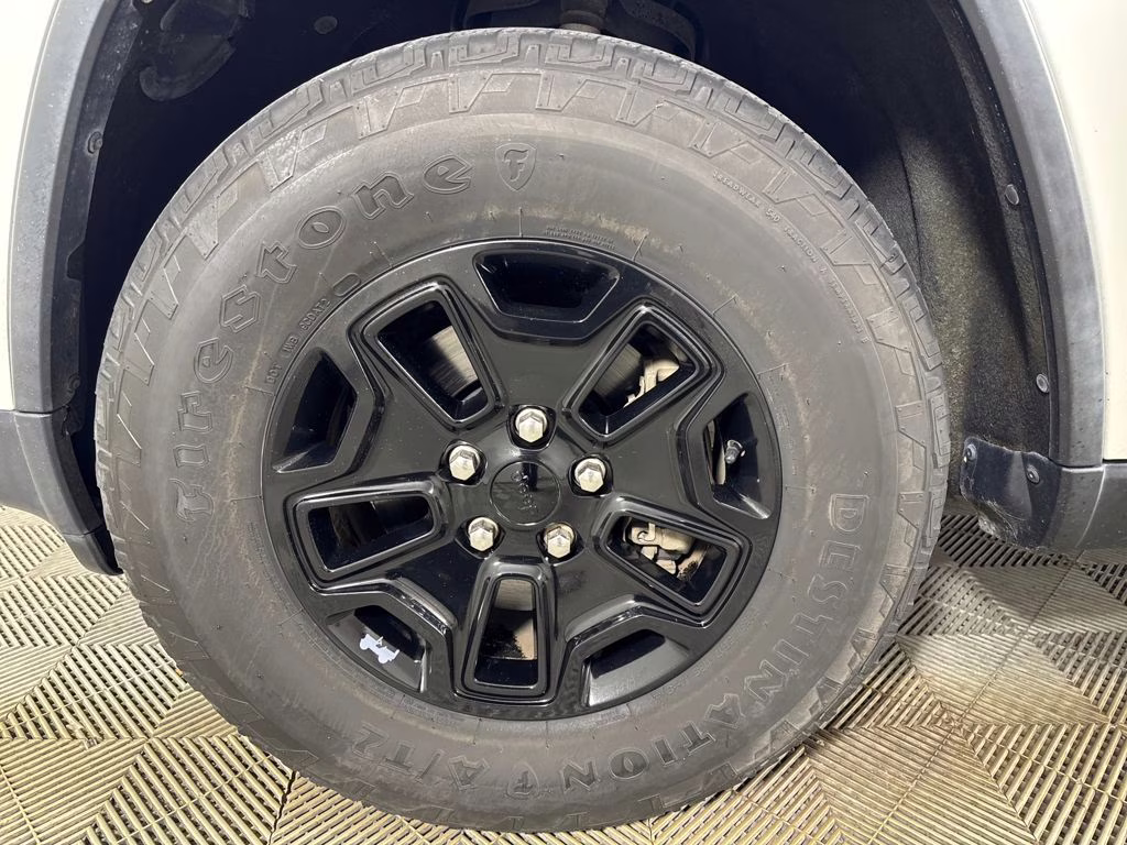 2016 Bright White Clearcoat Jeep Grand Cherokee Laredo 4X4 SUV