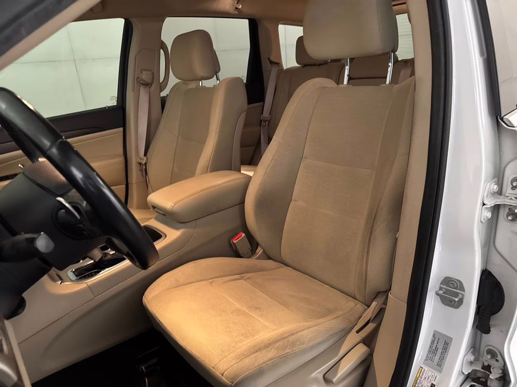 2016 Bright White Clearcoat Jeep Grand Cherokee Laredo 4X4 SUV