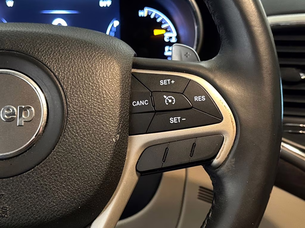 2016 Bright White Clearcoat Jeep Grand Cherokee Laredo 4X4 SUV