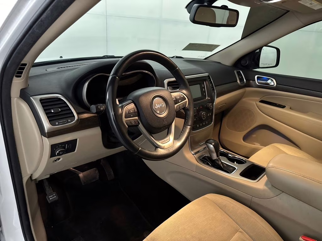 2016 Bright White Clearcoat Jeep Grand Cherokee Laredo 4X4 SUV